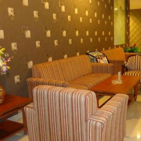 Maesa Hotel Ponorogo Exterior foto