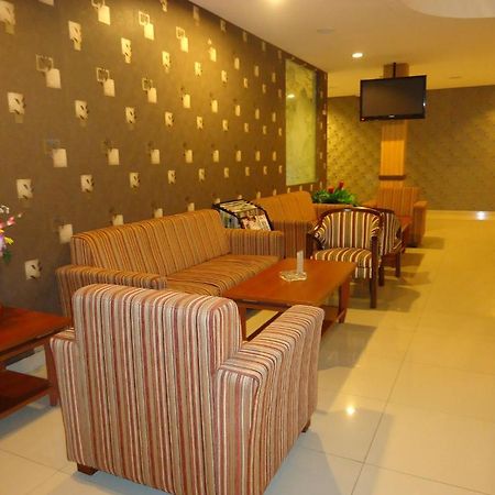 Maesa Hotel Ponorogo Exterior foto