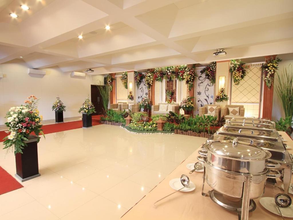 Maesa Hotel Ponorogo Exterior foto
