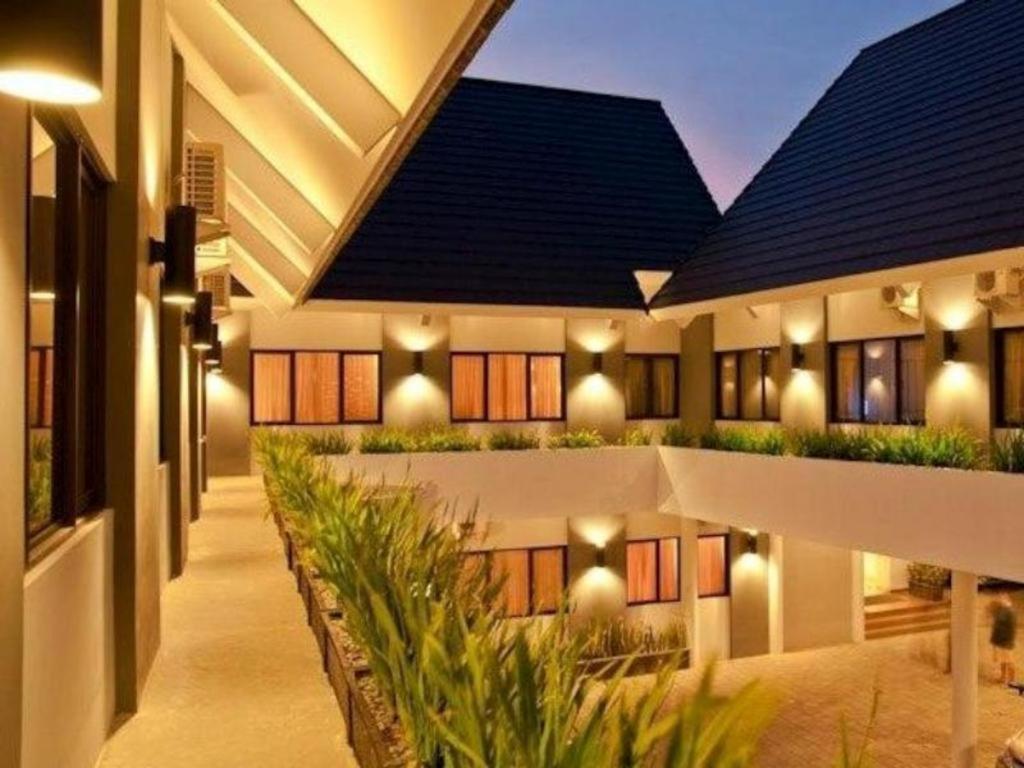 Maesa Hotel Ponorogo Exterior foto