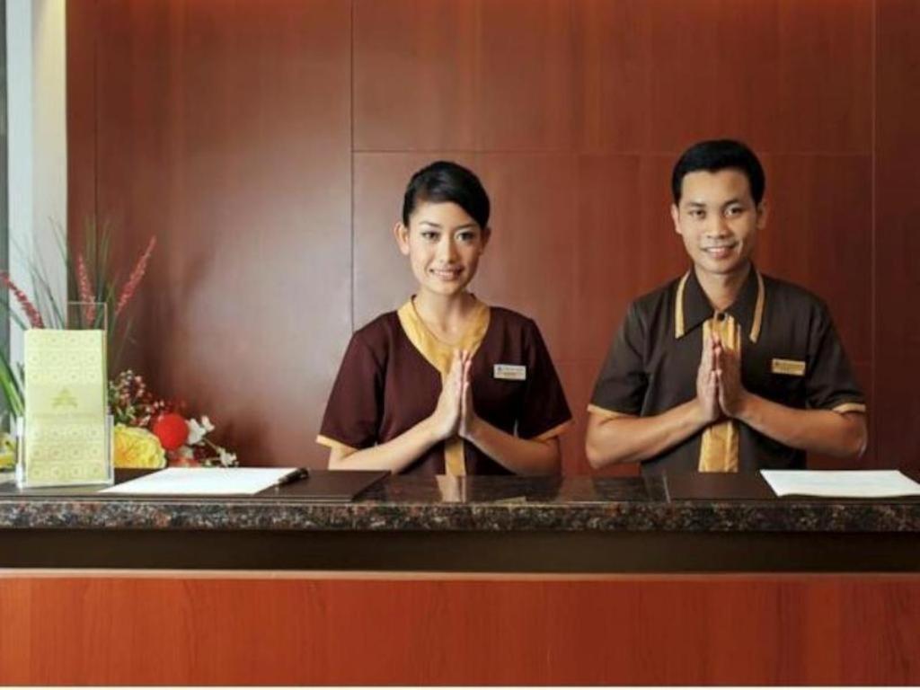 Maesa Hotel Ponorogo Exterior foto