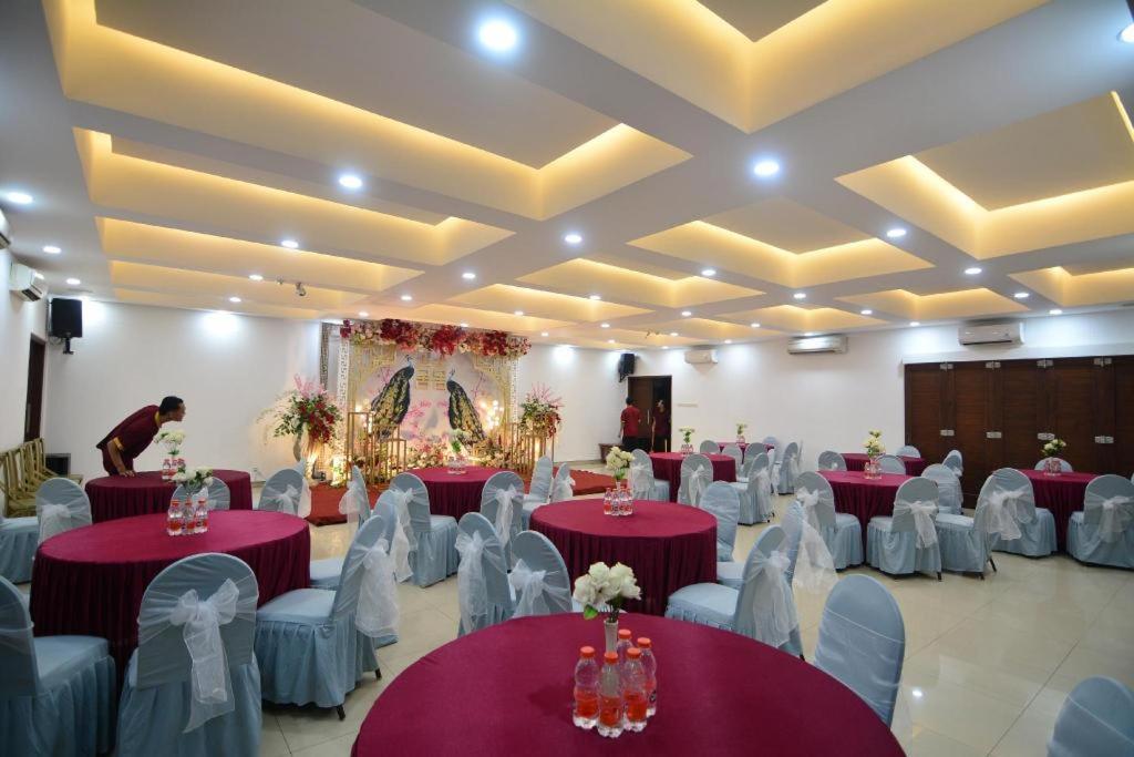 Maesa Hotel Ponorogo Exterior foto