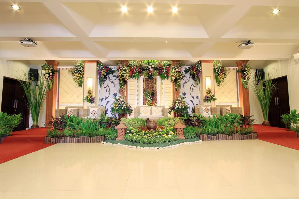 Maesa Hotel Ponorogo Exterior foto