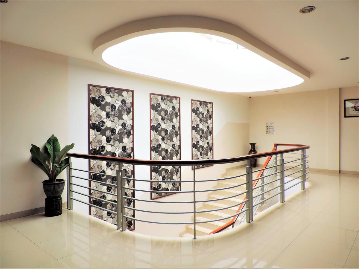 Maesa Hotel Ponorogo Exterior foto