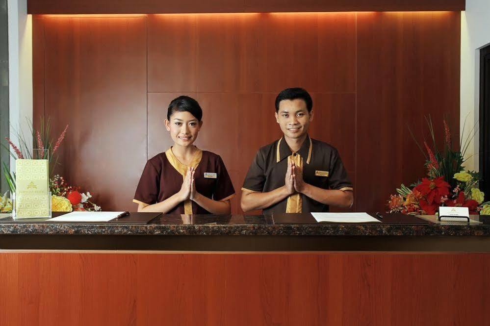 Maesa Hotel Ponorogo Exterior foto